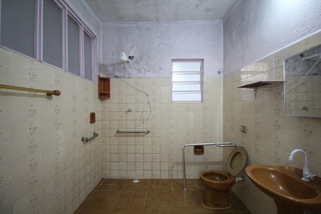 Banheiro de casa para alugar com 1 quarto, 60m² em Campo Limpo, São Paulo