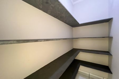 Casa de condomínio para alugar com 305m², 4 quartos e 5 vagasDespensa