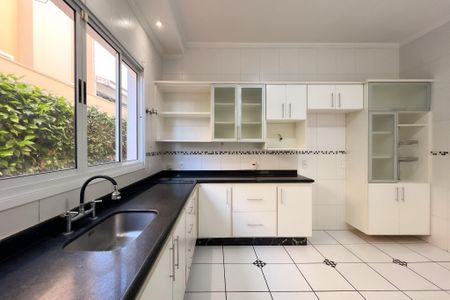 Casa de condomínio para alugar com 305m², 4 quartos e 5 vagasCozinha