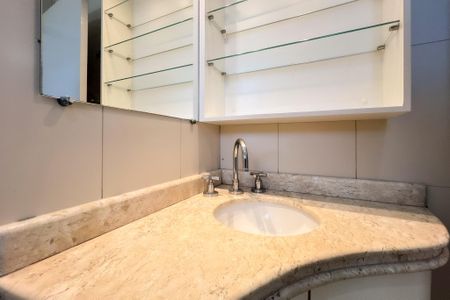 Casa de condomínio para alugar com 305m², 4 quartos e 5 vagasBanheiro da Suíte 2