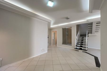 Casa de condomínio para alugar com 305m², 4 quartos e 5 vagasSala
