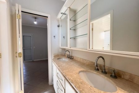 Casa de condomínio para alugar com 305m², 4 quartos e 5 vagasBanheiro da Suíte Americana