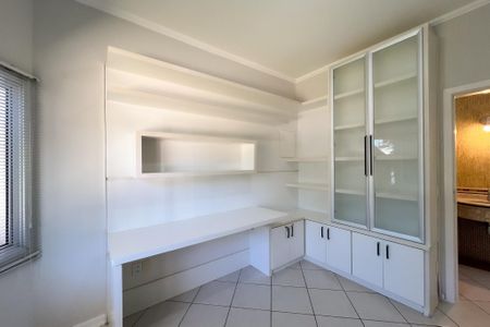 Casa de condomínio para alugar com 305m², 4 quartos e 5 vagasEscritório