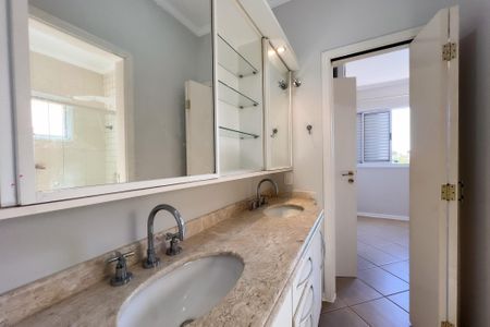 Casa de condomínio para alugar com 305m², 4 quartos e 5 vagasBanheiro da Suíte Americana