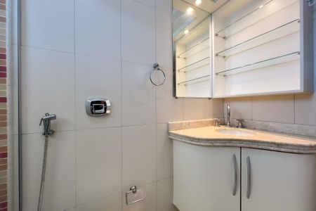 Casa de condomínio para alugar com 305m², 4 quartos e 5 vagasBanheiro da Suíte 2