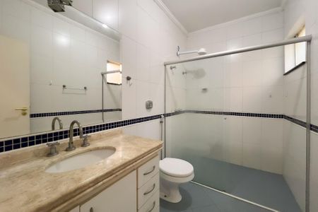 Casa de condomínio para alugar com 305m², 4 quartos e 5 vagasBanheiro da Suíte 1