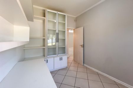 Casa de condomínio para alugar com 305m², 4 quartos e 5 vagasEscritório
