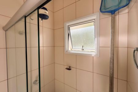 Casa de condomínio para alugar com 305m², 4 quartos e 5 vagasBanheiro de apoio