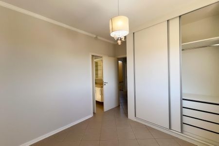 Casa de condomínio para alugar com 305m², 4 quartos e 5 vagasQuarto 3