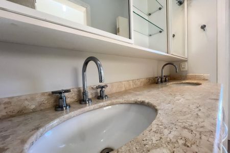 Casa de condomínio para alugar com 305m², 4 quartos e 5 vagasBanheiro da Suíte Americana