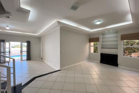 Casa de condomínio para alugar com 305m², 4 quartos e 5 vagasSala