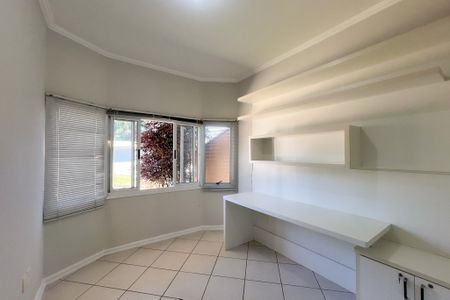 Casa de condomínio para alugar com 305m², 4 quartos e 5 vagasEscritório