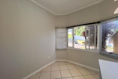 Casa de condomínio para alugar com 305m², 4 quartos e 5 vagasEscritório
