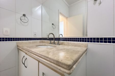 Casa de condomínio para alugar com 305m², 4 quartos e 5 vagasBanheiro da Suíte 1