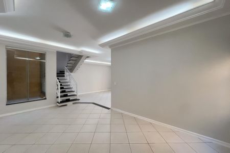 Casa de condomínio para alugar com 305m², 4 quartos e 5 vagasSala