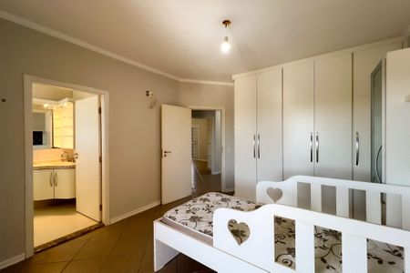 Casa de condomínio para alugar com 305m², 4 quartos e 5 vagasSuíte 2