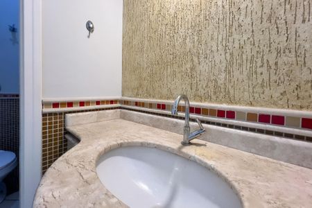 Casa de condomínio para alugar com 305m², 4 quartos e 5 vagasLavabo