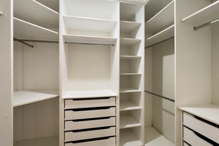 Casa de condomínio para alugar com 305m², 4 quartos e 5 vagasCloset