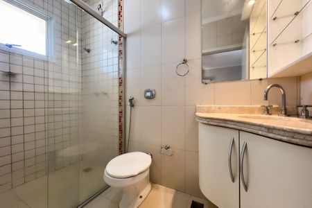 Casa de condomínio para alugar com 305m², 4 quartos e 5 vagasBanheiro da Suíte 2