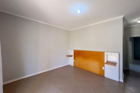 Casa de condomínio para alugar com 305m², 4 quartos e 5 vagasSuíte 1