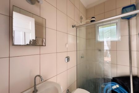 Casa de condomínio para alugar com 305m², 4 quartos e 5 vagasBanheiro de apoio