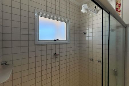 Casa de condomínio para alugar com 305m², 4 quartos e 5 vagasBanheiro da Suíte 2