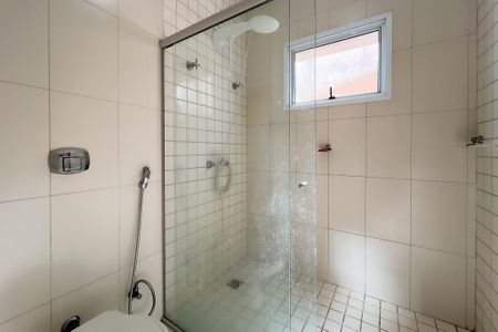 Casa de condomínio para alugar com 305m², 4 quartos e 5 vagasBanheiro da Suíte Americana