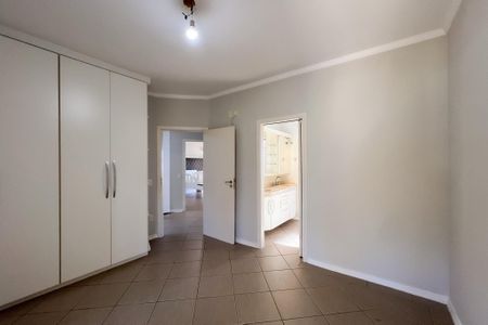Casa de condomínio para alugar com 305m², 4 quartos e 5 vagasQuarto 4