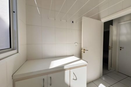 Casa de condomínio para alugar com 305m², 4 quartos e 5 vagasÁrea de Serviço
