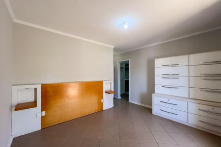 Casa de condomínio para alugar com 305m², 4 quartos e 5 vagasSuíte 1