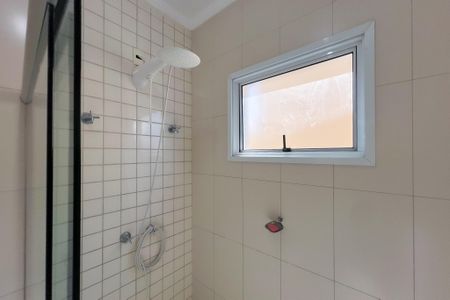 Casa de condomínio para alugar com 305m², 4 quartos e 5 vagasBanheiro da Suíte Americana