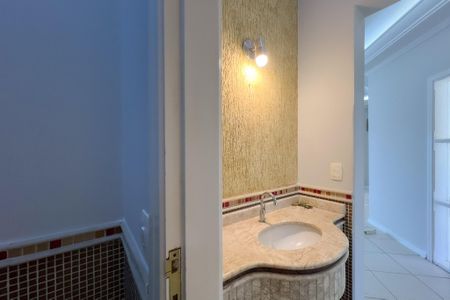 Casa de condomínio para alugar com 305m², 4 quartos e 5 vagasLavabo