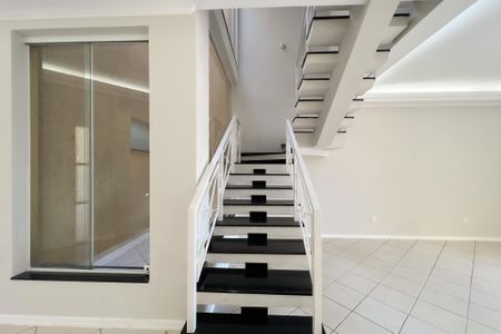 Casa de condomínio para alugar com 305m², 4 quartos e 5 vagasÁrea de Serviço
