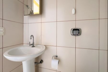 Casa de condomínio para alugar com 305m², 4 quartos e 5 vagasBanheiro de apoio