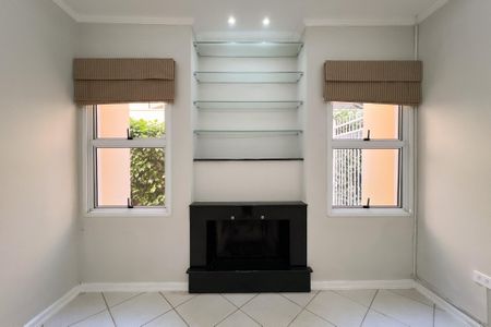 Casa de condomínio para alugar com 305m², 4 quartos e 5 vagasSala