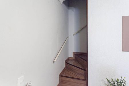 Casa de condomínio à venda com 80m², 3 quartos e 1 vagaEscada