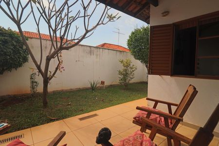 Casa de condomínio para alugar com 116m², 3 quartos e 2 vagas Casa de condomínio para alugar com 116m², 3 quartos e 2 vagasQuintal