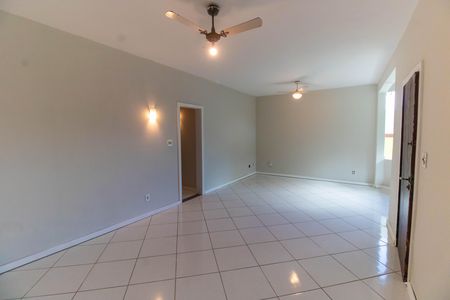 Casa para alugar com 200m², 4 quartos e 3 vagasSala