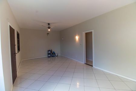 Casa para alugar com 200m², 4 quartos e 3 vagasSala