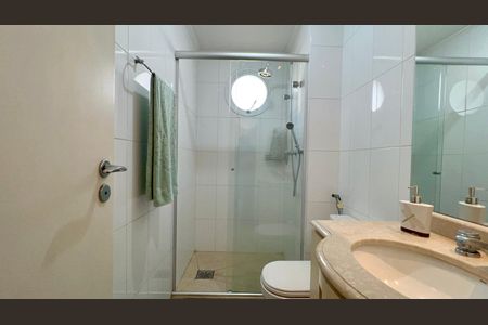 Apartamento para alugar com 224m², 3 quartos e 4 vagas Apartamento para alugar com 224m², 3 quartos e 4 vagasBanheiro da Suíte 1