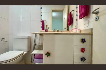 Apartamento para alugar com 224m², 3 quartos e 4 vagas Apartamento para alugar com 224m², 3 quartos e 4 vagasBanheiro da Suíte 2
