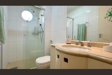 Apartamento para alugar com 224m², 3 quartos e 4 vagas Apartamento para alugar com 224m², 3 quartos e 4 vagasBanheiro da Suíte 1
