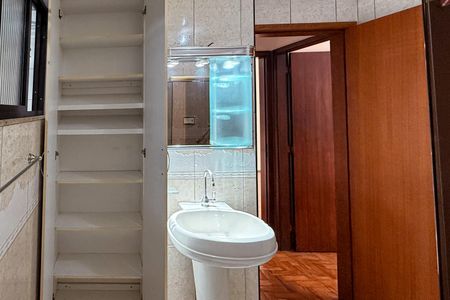 Banheiro - armário  de apartamento para alugar com 1 quarto, 50m² em Centro, Juiz de Fora