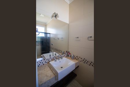 Casa de condomínio para alugar com 385m², 3 quartos e 4 vagas Casa de condomínio para alugar com 385m², 3 quartos e 4 vagasBanheiro da Suíte 2