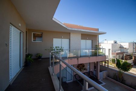 Casa de condomínio para alugar com 385m², 3 quartos e 4 vagas Casa de condomínio para alugar com 385m², 3 quartos e 4 vagasVaranda