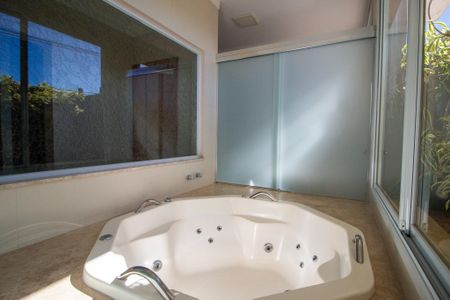 Casa de condomínio para alugar com 385m², 3 quartos e 4 vagas Casa de condomínio para alugar com 385m², 3 quartos e 4 vagasBanheiro da Suíte