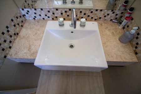 Casa de condomínio para alugar com 385m², 3 quartos e 4 vagas Casa de condomínio para alugar com 385m², 3 quartos e 4 vagasBanheiro da Suíte 2