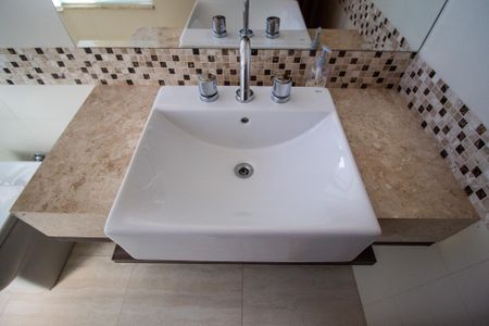Casa de condomínio para alugar com 385m², 3 quartos e 4 vagas Casa de condomínio para alugar com 385m², 3 quartos e 4 vagasBanheiro da Suíte