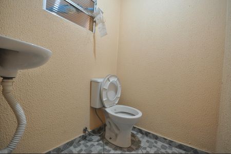 Casa para alugar com 250m², 2 quartos e 2 vagasBanheiro da área da churrasqueira