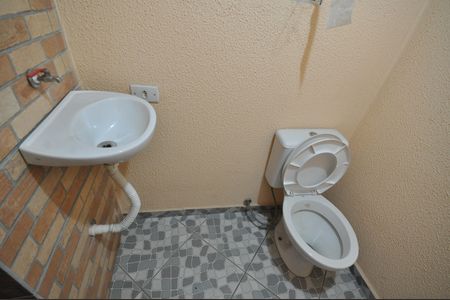 Casa para alugar com 250m², 2 quartos e 2 vagasBanheiro da área da churrasqueira